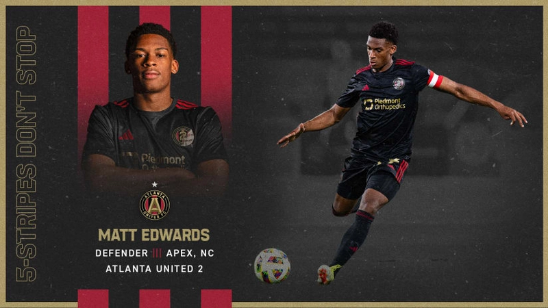 trung vệ trẻ tranh chấp bóng quyết liệt